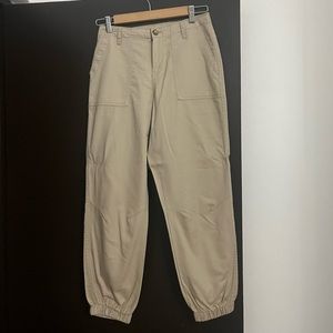 Im selling this beautiful jogger. Super comfy and comfortable. Never used.